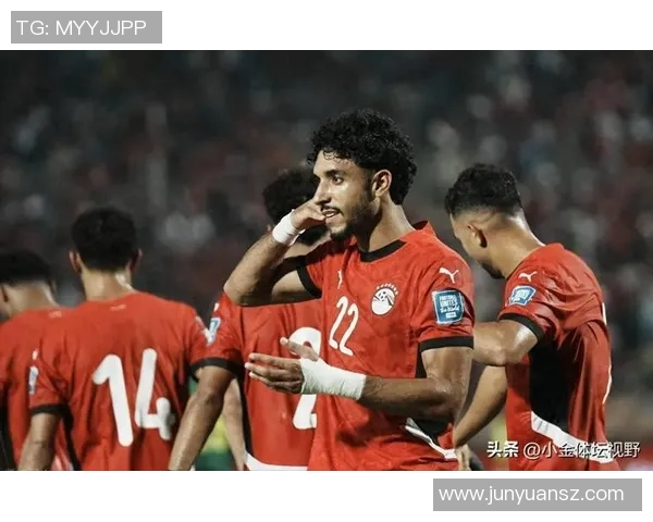 足球星赛场高光镜头全景呈现带你感受激情与力量交织